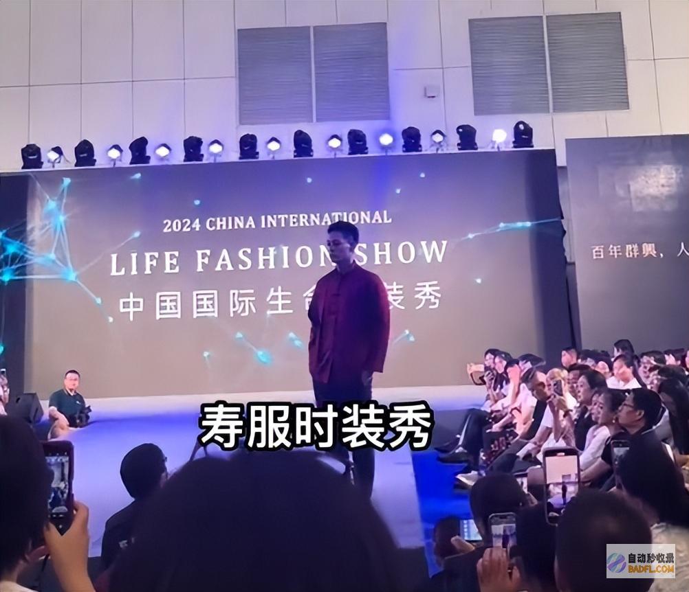 脸更吓人网友天津开国内殡葬展会毫无底线模特穿