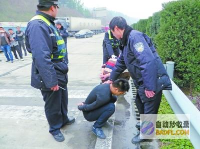 男性唾骂交警！评论炸锅 警方回应 宁夏交警与男性出现肢体抵触 (男子骂交警闲得蛋疼)