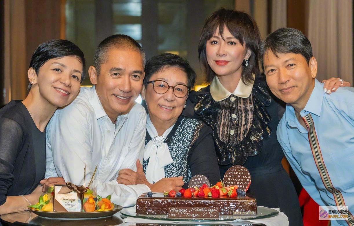 紧贴婆婆为他庆生全家福曝光伟仔白