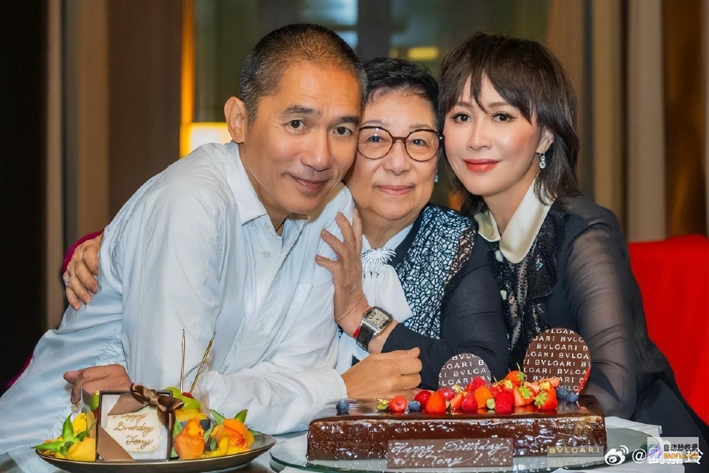 紧贴婆婆为他庆生全家福曝光伟仔白