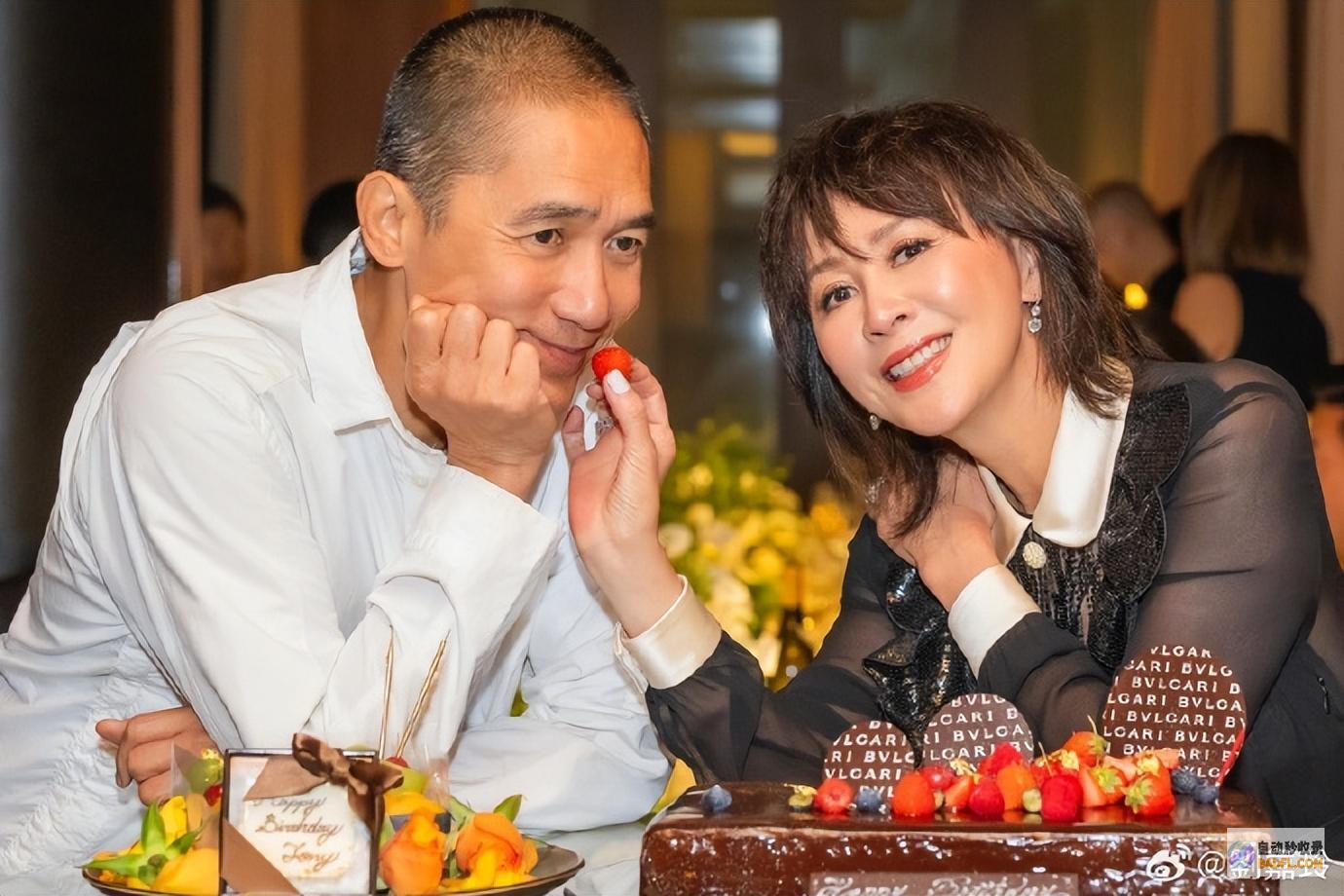 紧贴婆婆为他庆生全家福曝光伟仔白