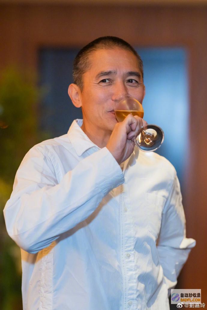 紧贴婆婆为他庆生全家福曝光伟仔白