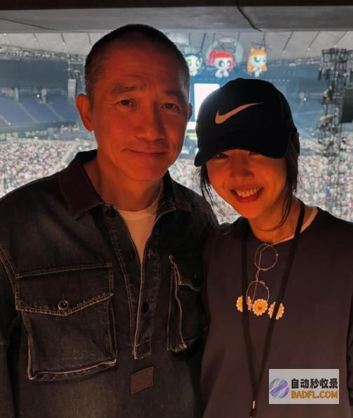 紧贴婆婆为他庆生全家福曝光伟仔白