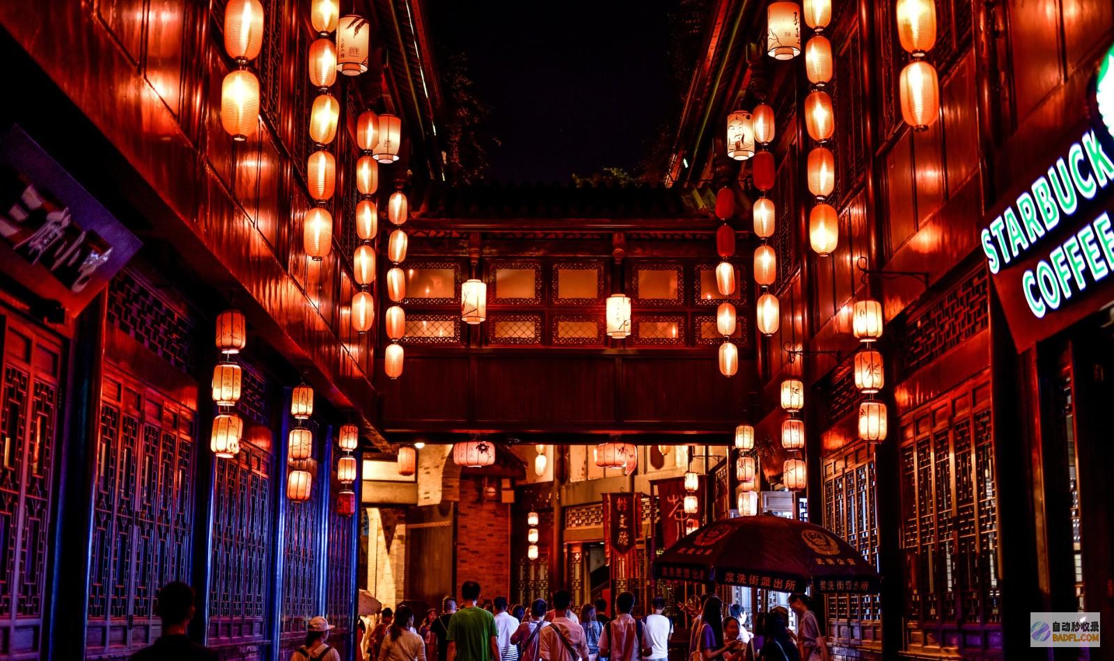 成都文旅市场继续炽热 网友称下楼看看哪里好玩 真的有一亿人 (成都文旅市场持续热辣滚烫)
