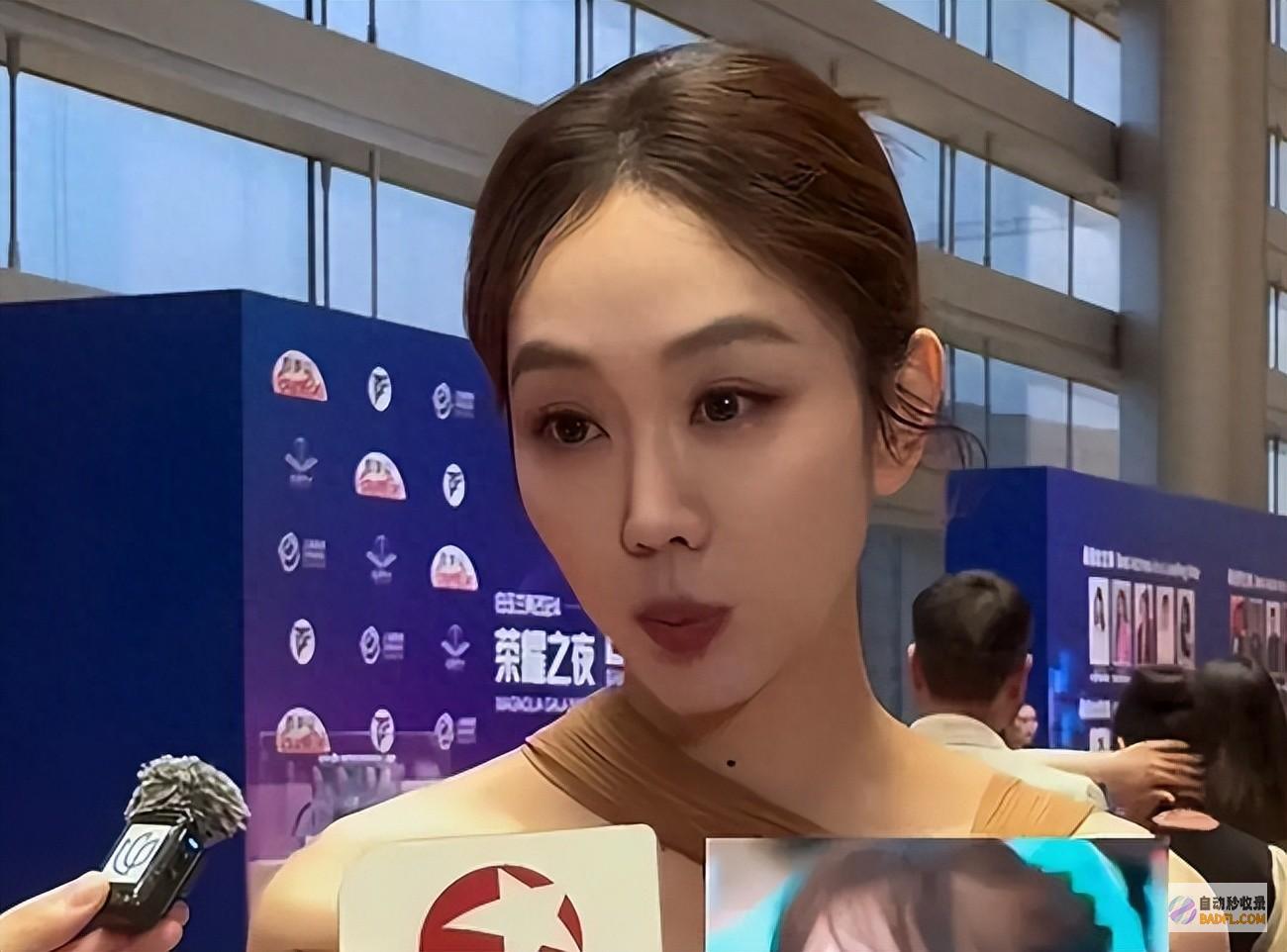 姜妍一身白嫩肉 白玉兰之夜 脖子两边一颗痣妩媚至极！ (姜妍一身白嫩衣服图片)