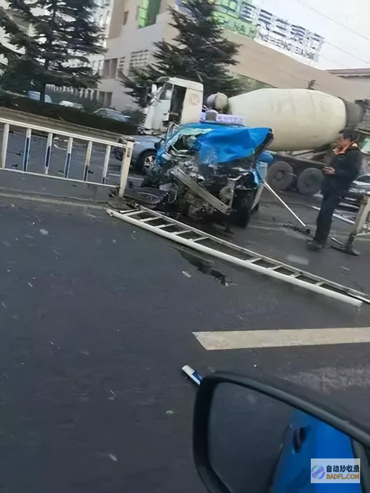 浙江嘉兴交通意外4死惨剧目击者称水泥罐车简直