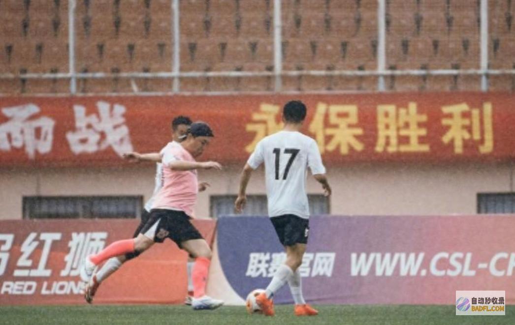 亮相青岛足球友情赛身体肥硕轻便仍轻松进球