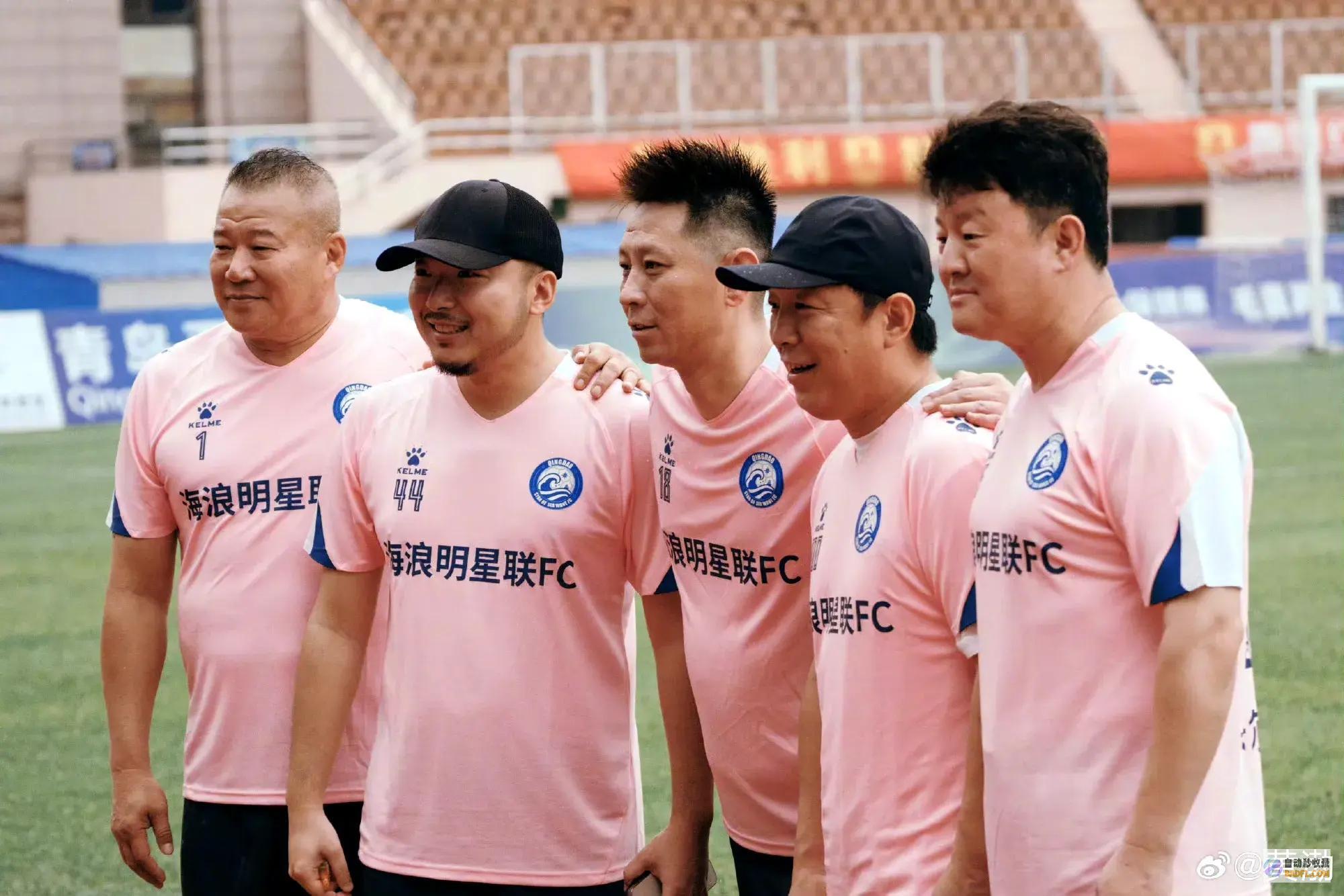 亮相青岛足球友情赛身体肥硕轻便仍轻松进球