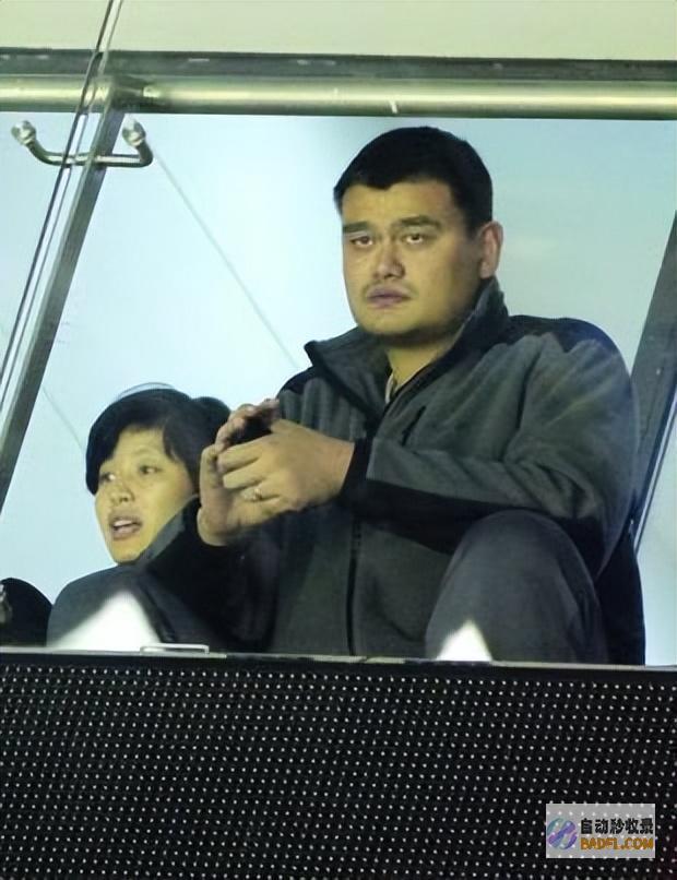 亮相青岛足球友情赛身体肥硕轻便仍轻松进球