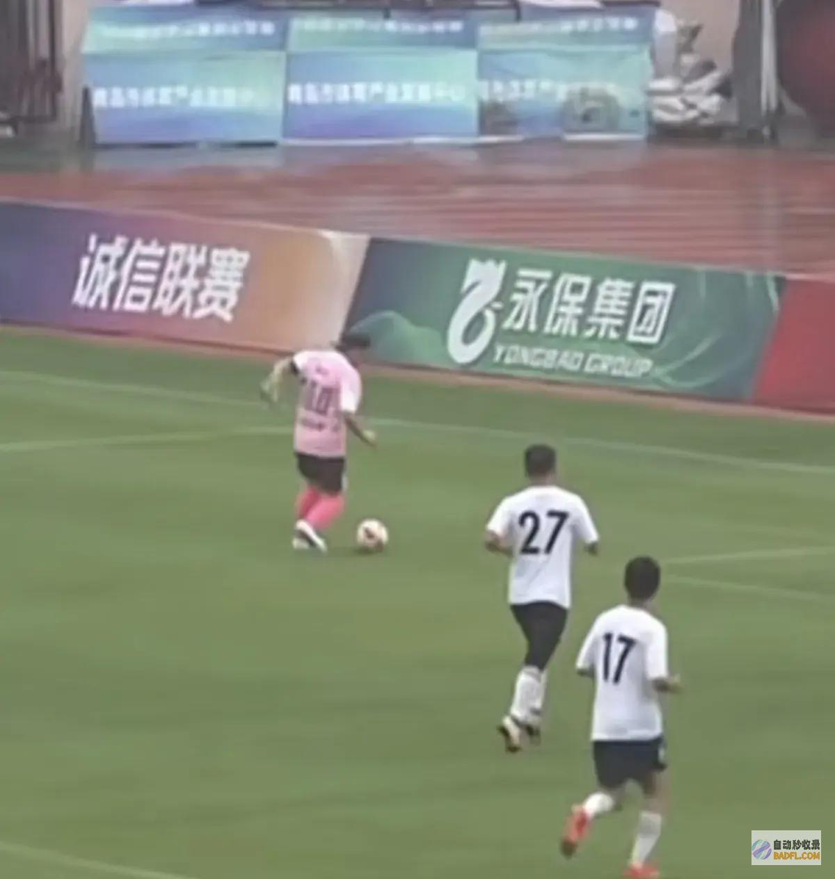 亮相青岛足球友情赛身体肥硕轻便仍轻松进球