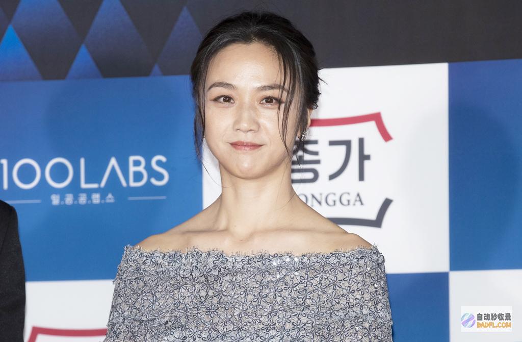 汤唯现身成都街边烧烤 泼天贫贱来临 网友评论区热议梁朝伟剪刀脚 (汤唯出席活动)
