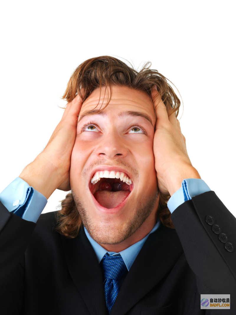 惊讶！一男性在上海50元租房子 间接上床睡觉 床在马桶前面 (震惊一名男子)