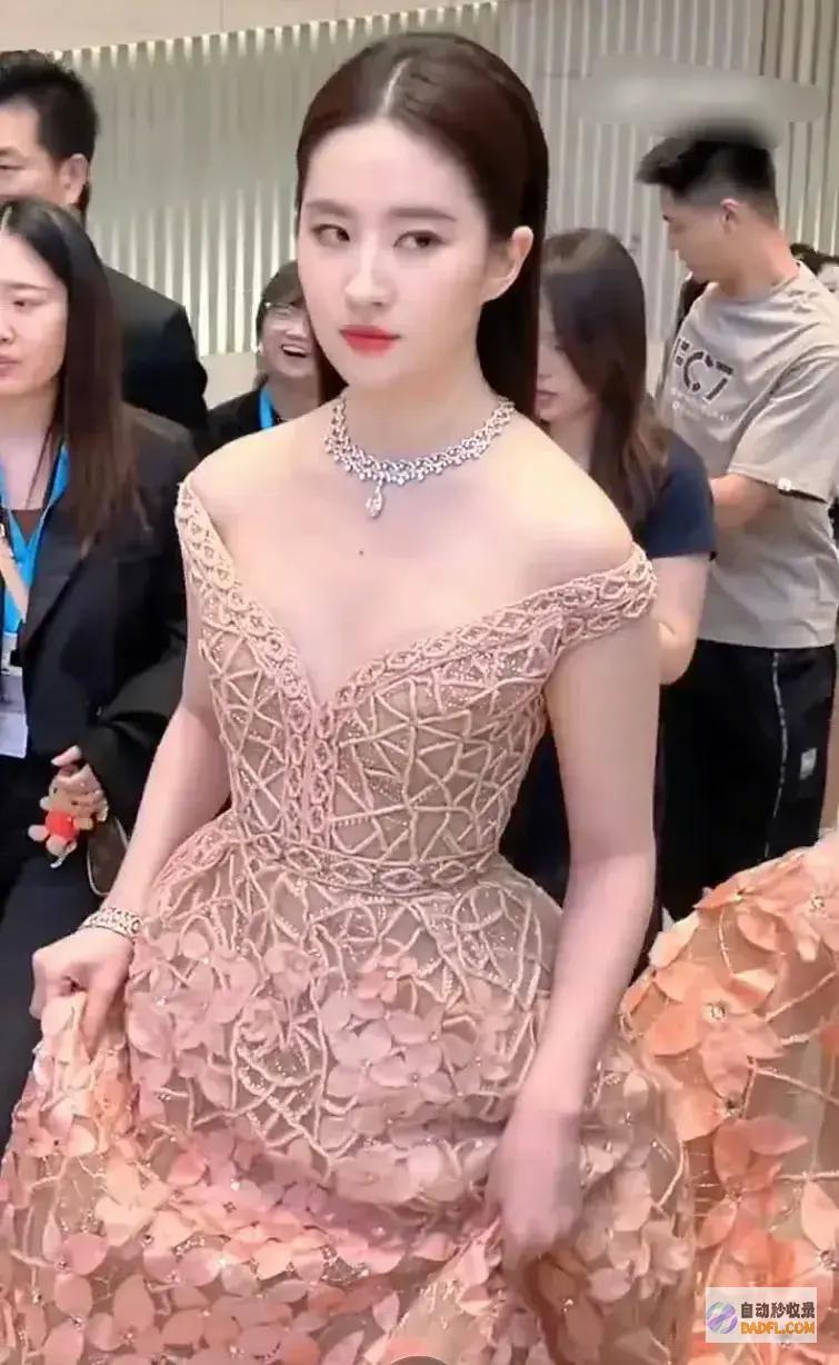 六旬老太49岁裹成酥胸美腿比不过一副老花镜