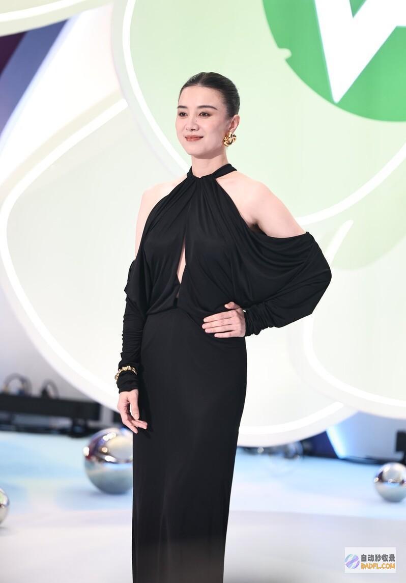 六旬老太49岁裹成酥胸美腿比不过一副老花镜