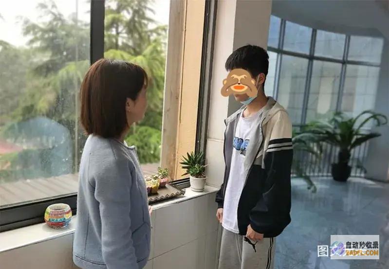 因生病没探望丢教员的脸一女教员上课发飙对