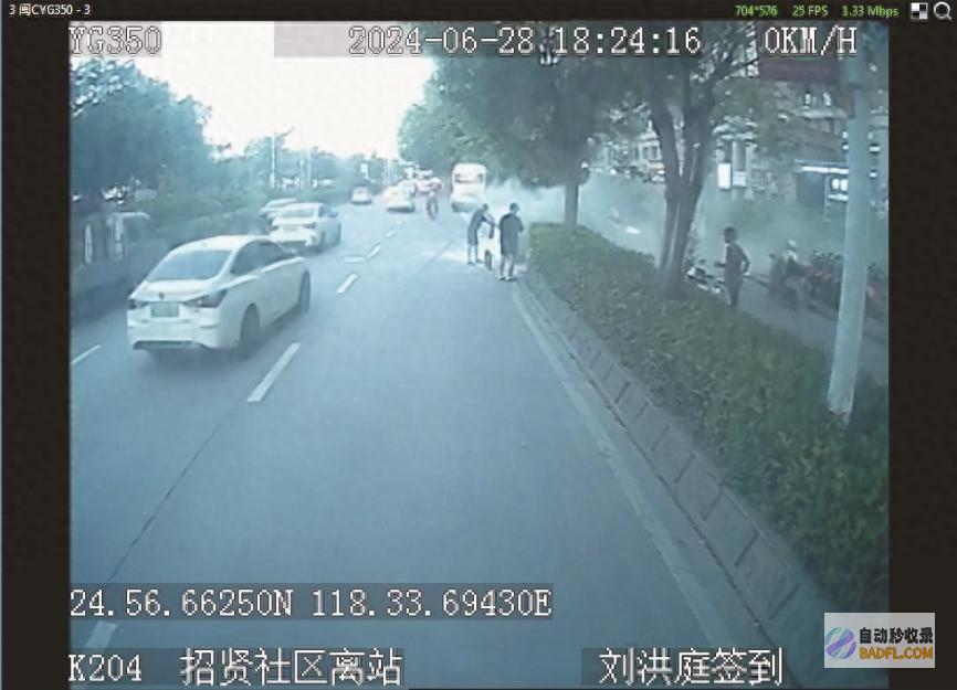 路遇电动车起火 公交司机勇扑救 (路遇电动车起火,长沙两公交司机秒变消防员)