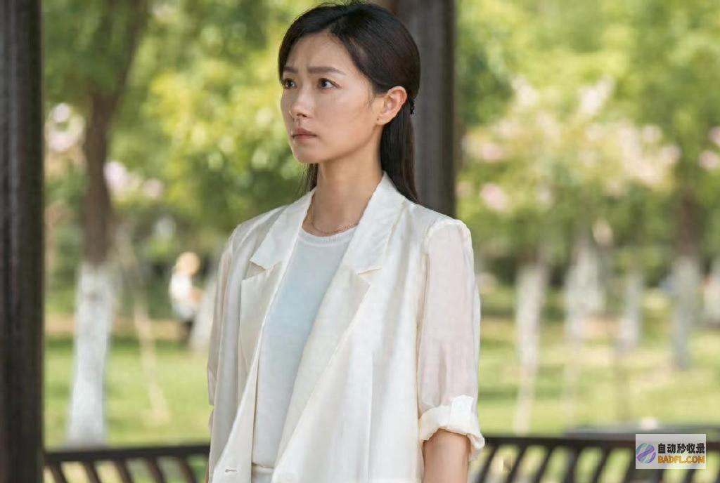 万茜自曝上学时没人追 这谁敢追啊 网友 看清她的校服照后 (万茜自曝上学时没人追)