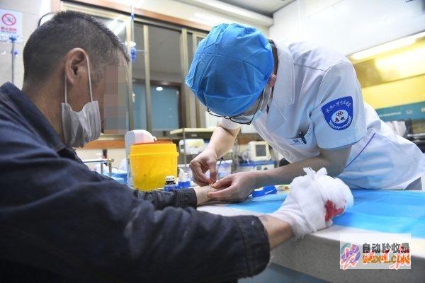 男护士英勇夺刀 点赞！辽宁一女患者就医时突然掏出匕首对向自己 (男护士夺冠)