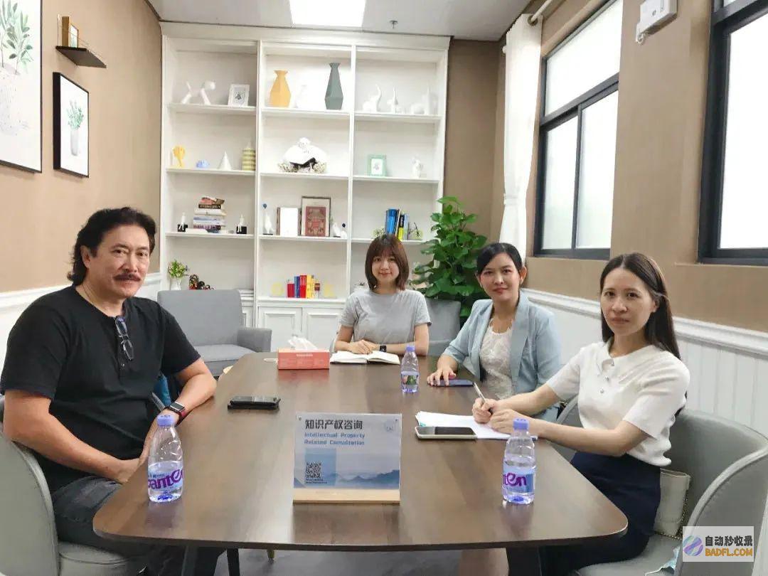 评论区都人才 笑喷！男性在桥墩下钓鱼突遇强对流天气 画面太搞笑 (评论区人才济济)