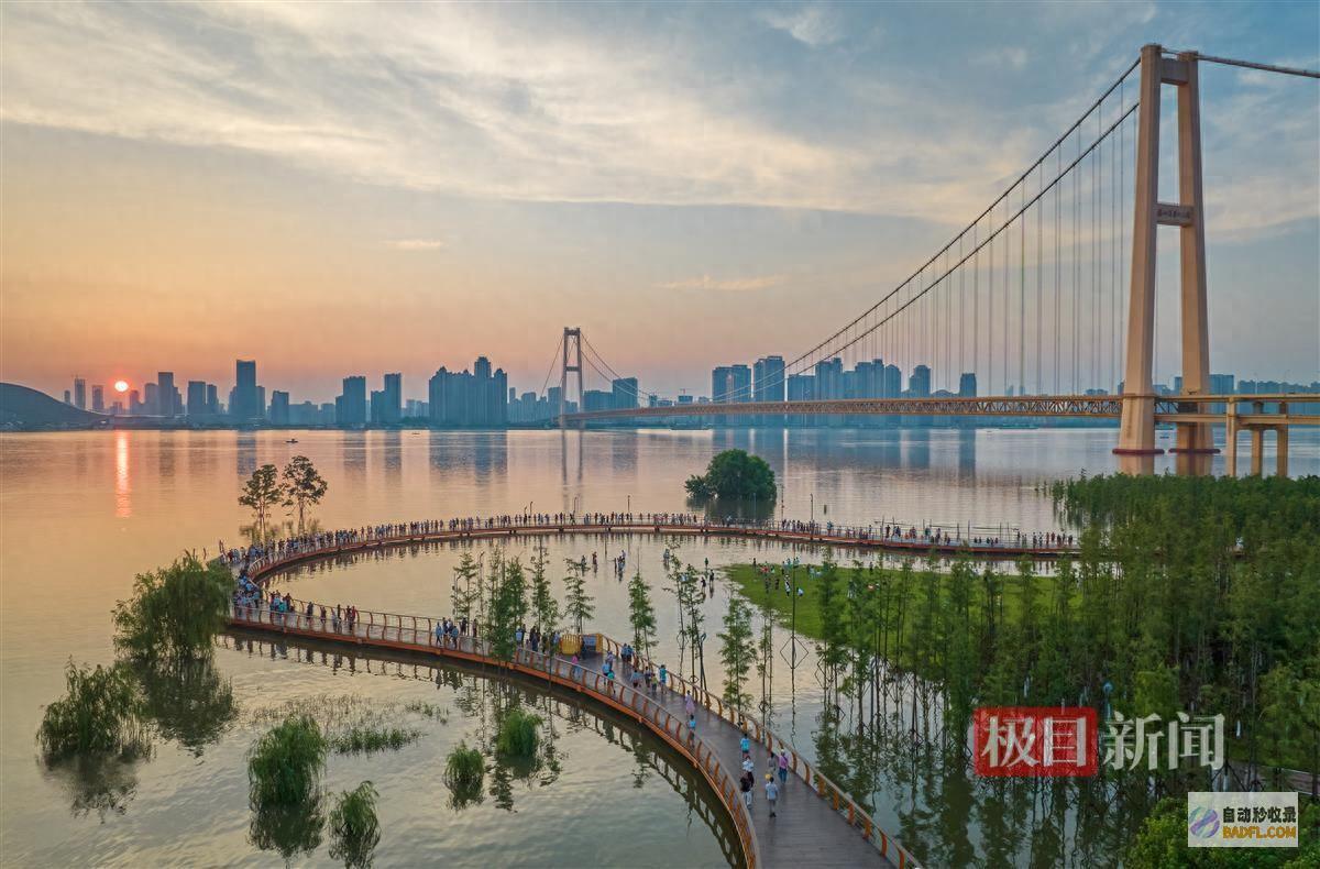 长江汉口站水位已达27.61米 沿江景观今昔剧变 (长江汉口站水位持续上涨)