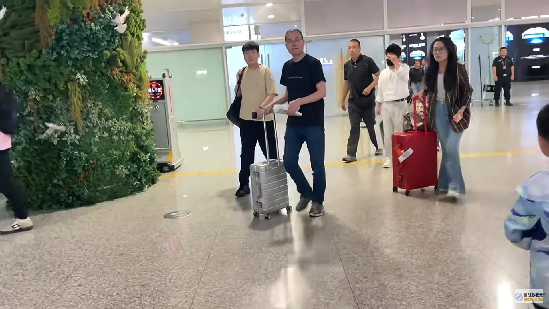 宝妈带娃接机董宇辉善报变坏事激情适度让人