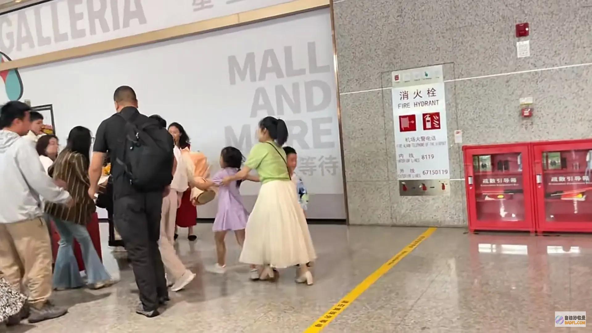 宝妈带娃接机董宇辉善报变坏事激情适度让人