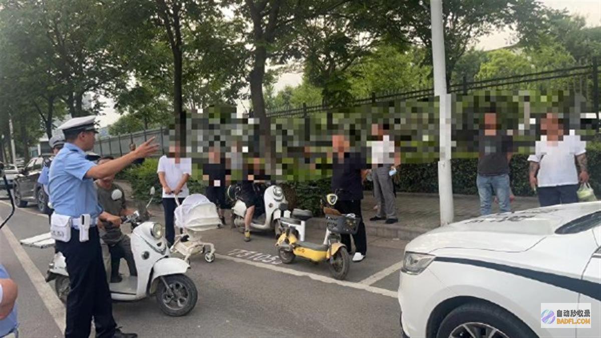 警方 已劝止疏散占道文娱的市民 西安多人占用机动车道打羽毛球 (警方提醒)