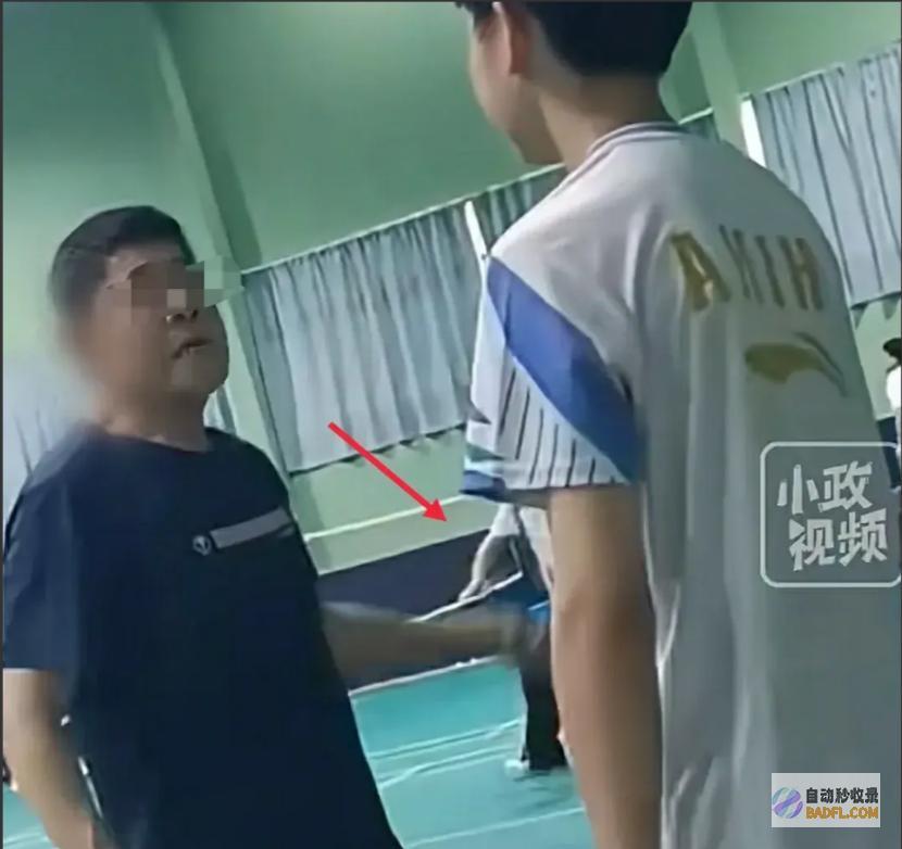 知情人曝要素警方男孩被打不冤大爷拿球拍扇