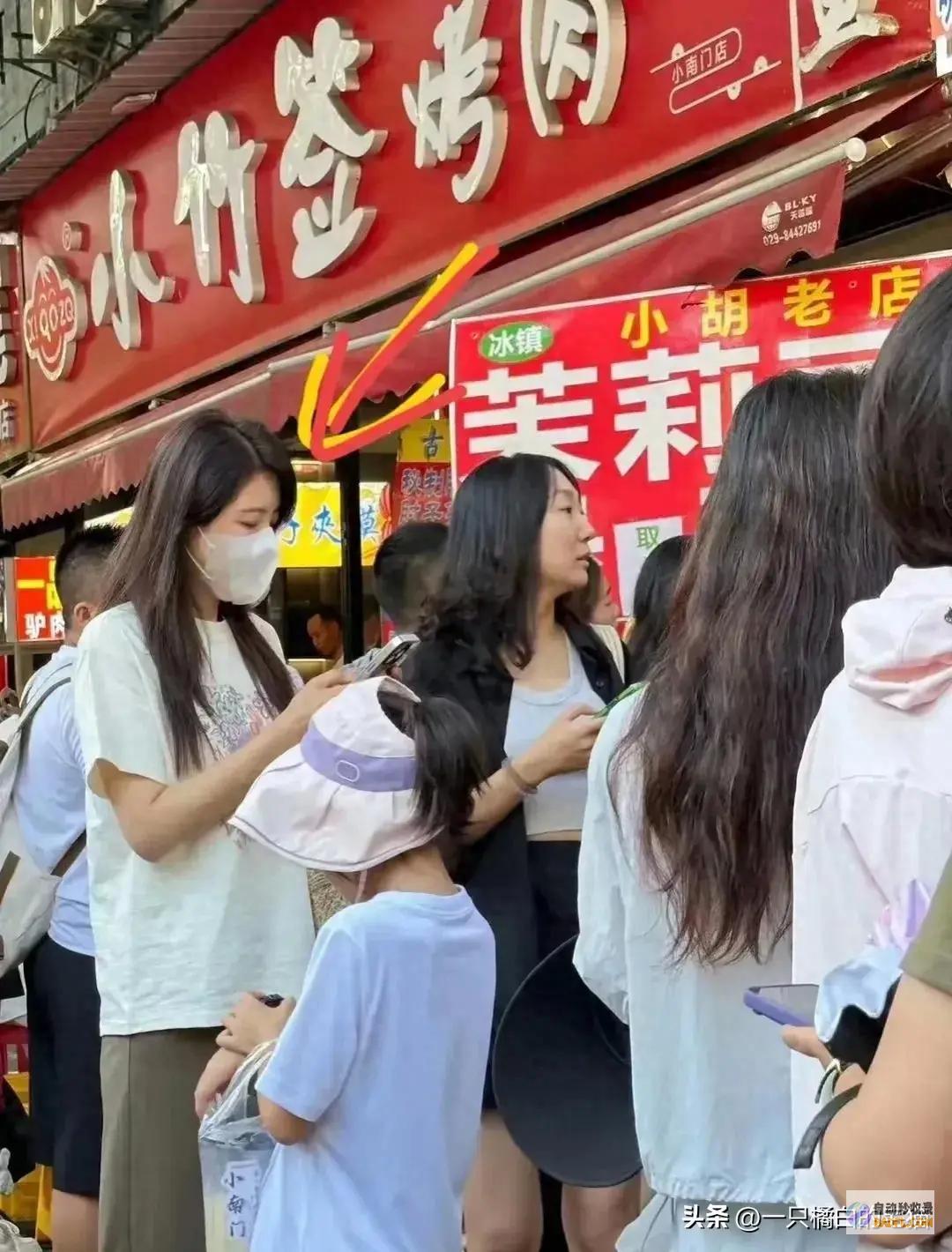 穿拖鞋南门排队买小吃 蹲地吃饭无人识！ 太冷艳！曾黎近照曝光 (进门穿拖鞋)