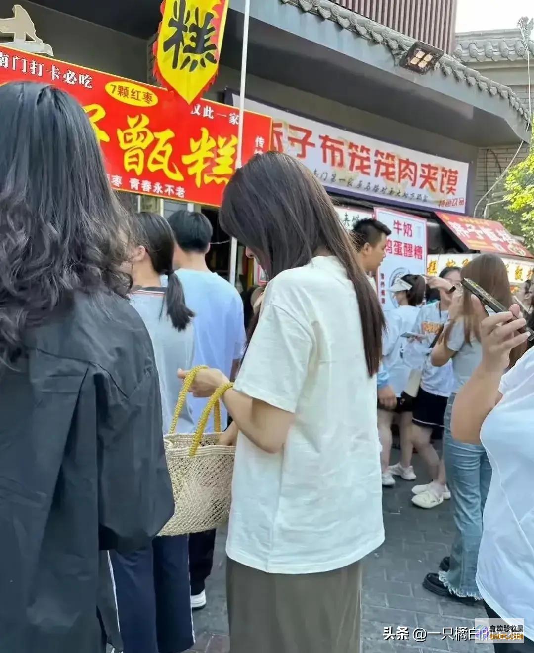 太冷艳近照曝光穿拖鞋南门排队买小吃蹲地吃