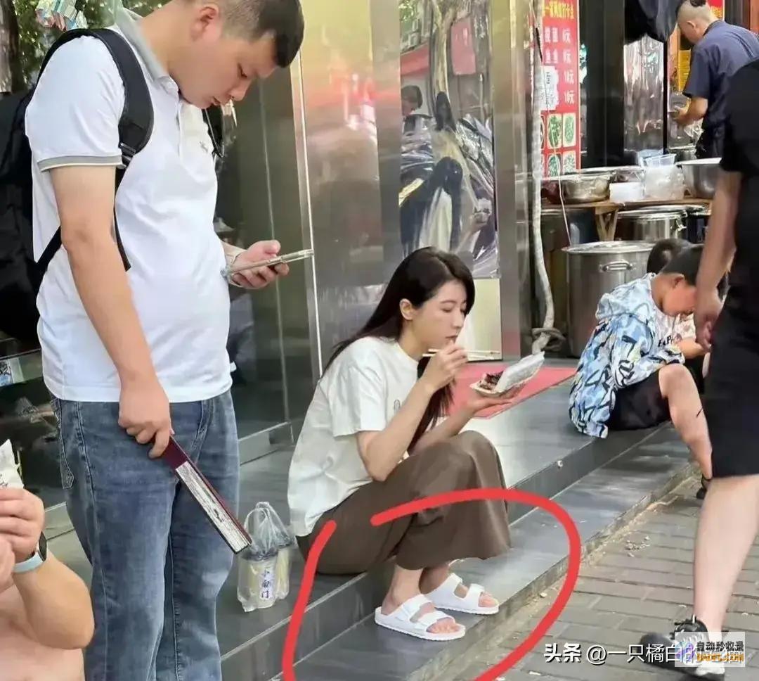 太冷艳近照曝光穿拖鞋南门排队买小吃蹲地吃