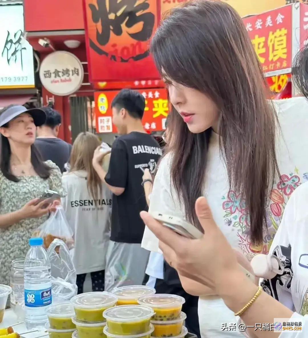 太冷艳近照曝光穿拖鞋南门排队买小吃蹲地吃