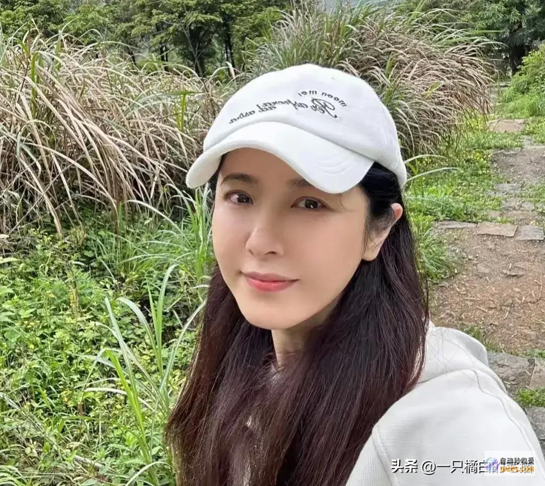 太冷艳近照曝光穿拖鞋南门排队买小吃蹲地吃