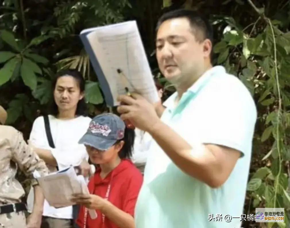 太冷艳近照曝光穿拖鞋南门排队买小吃蹲地吃