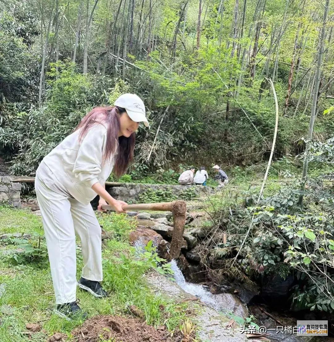 太冷艳近照曝光穿拖鞋南门排队买小吃蹲地吃