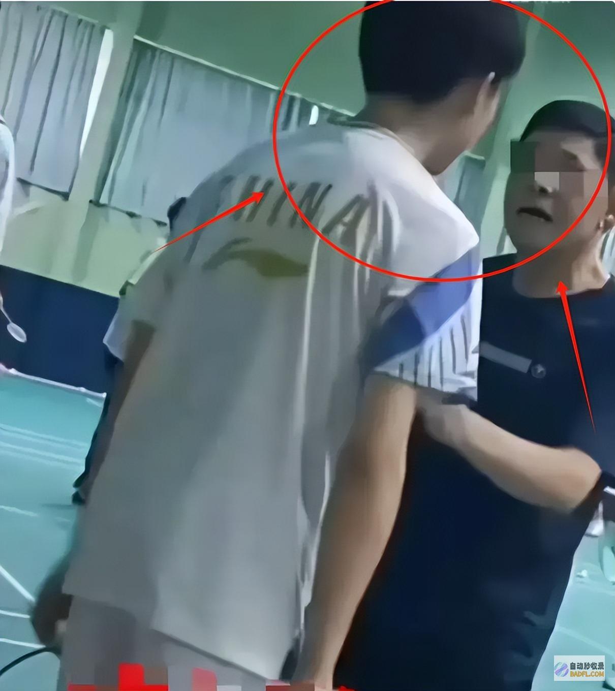 知情人曝更多细节 评论炸了 越扒越有！大爷球拍怒扇男孩脸后续 (知情人爆料)