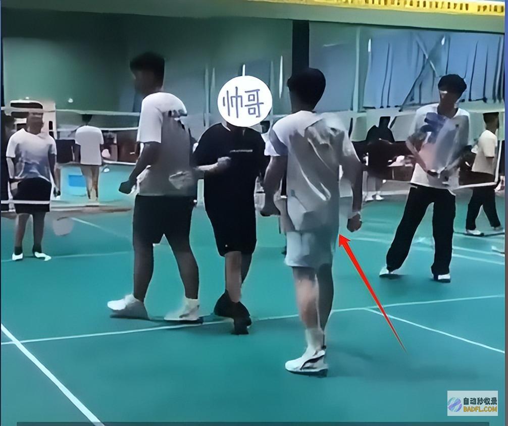 知情人曝更多细节炸了越扒越有大爷球拍怒扇
