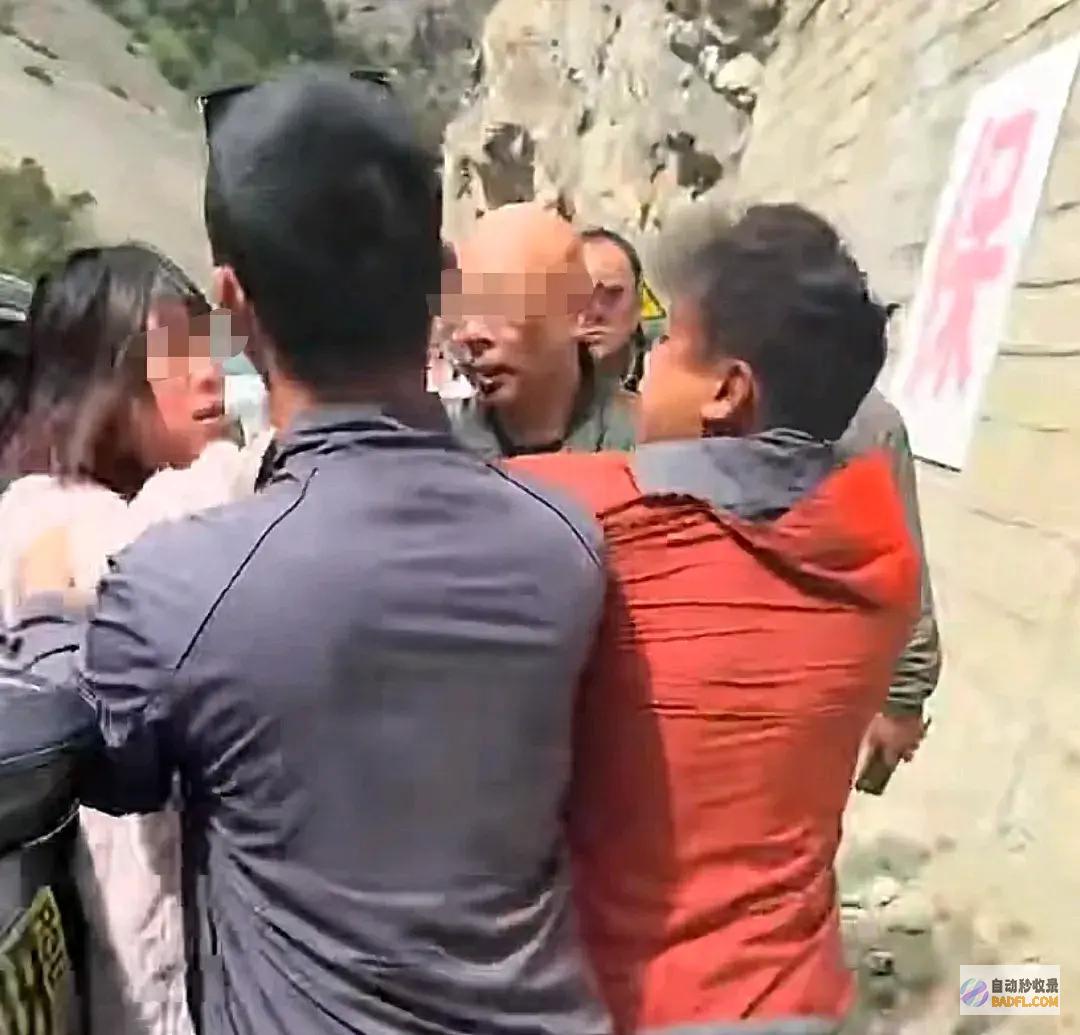 车上孕妇骂人扬言太嚣张318线一车逆行引众怒我7