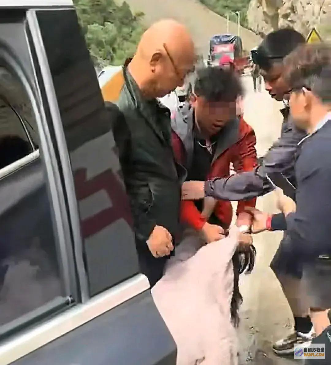 车上孕妇骂人扬言太嚣张318线一车逆行引众怒我7