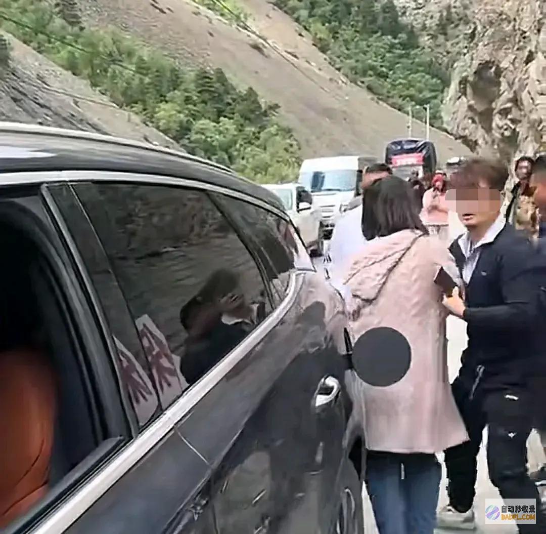 车上孕妇骂人扬言太嚣张318线一车逆行引众怒我7