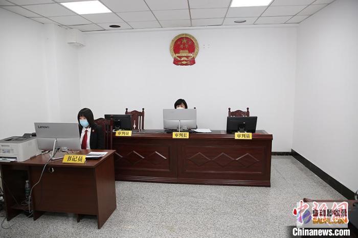 庭审现场 原告和原告一脸茫然 闹大了 法警与辩护律师大打出手 (庭审现场原告怒怼法官)