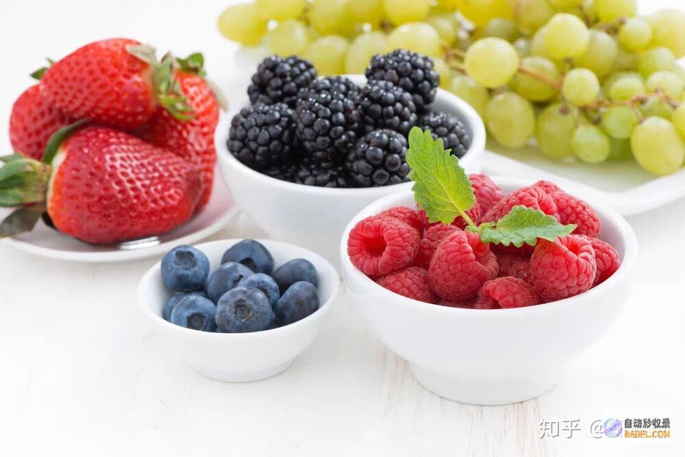 多吃抗氧化食物：抗氧化食物，如蓝莓、草莓、菠菜和绿茶，可以清除自由基，延缓衰老。(多吃抗氧化食物有哪些)
