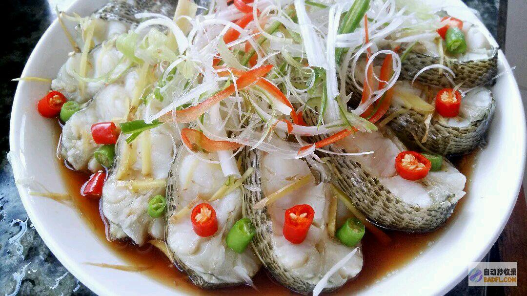 清蒸鱼：将新鲜鱼蒸熟，佐以姜丝、葱丝等调味料，清淡鲜美，富含蛋白质和omega-3脂肪酸。(清蒸鱼的吃法)