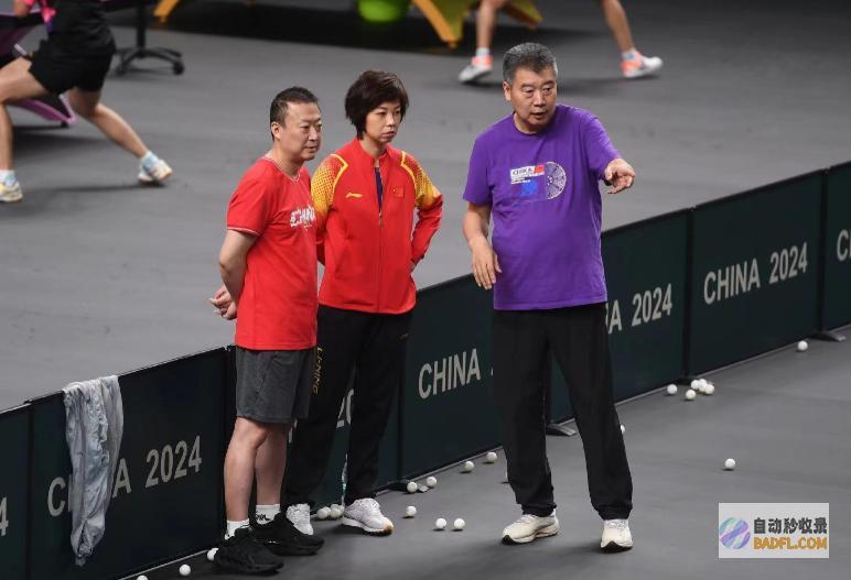 球迷等候国乒举办奥运出征仪式说出瞎话球