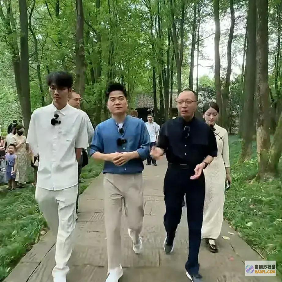 笑死粉丝不时失控花式吆喝董宇辉被喊舅舅?