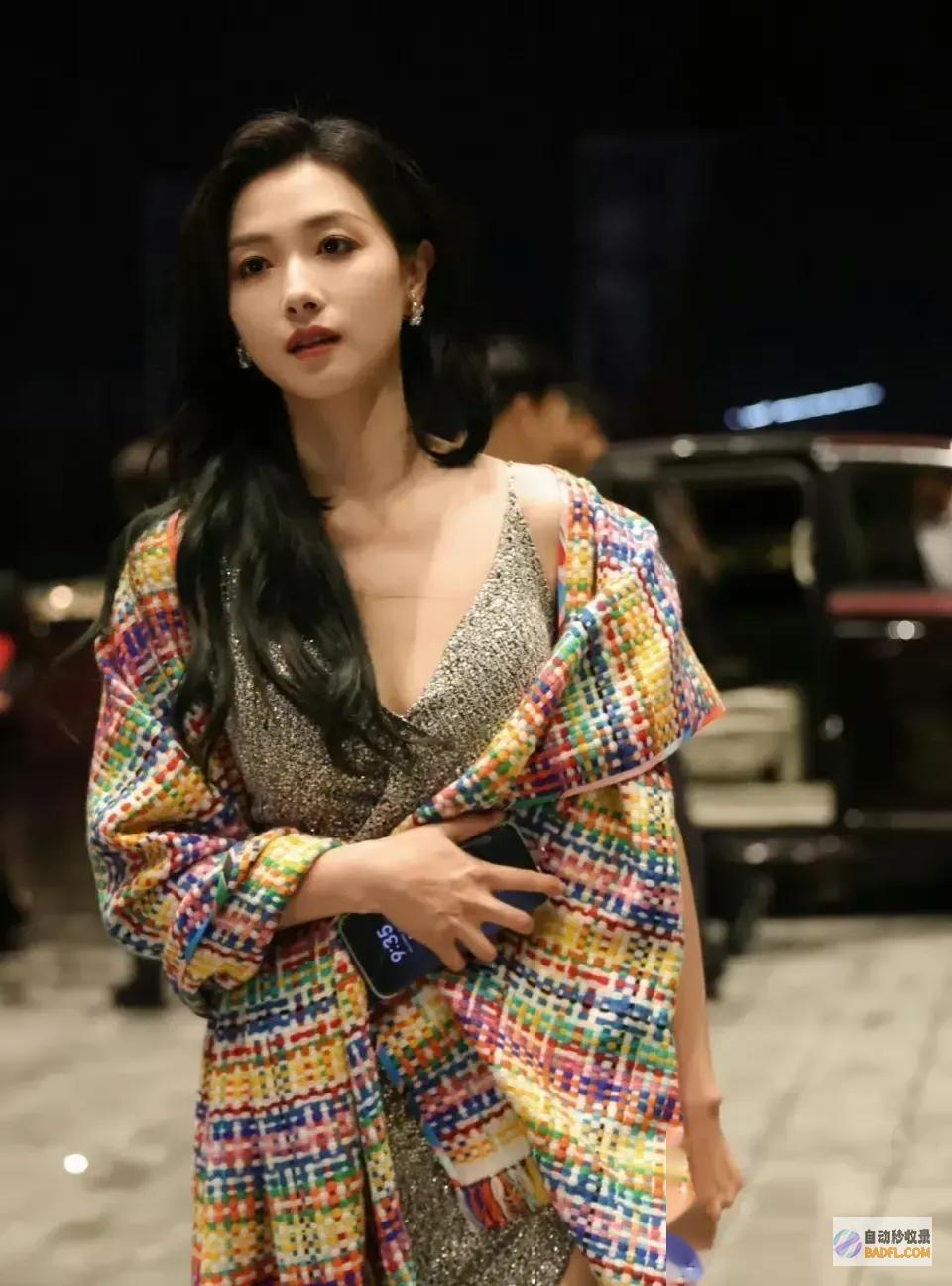 万茜这个样子好美谁看了能不心动和恻隐这称的上