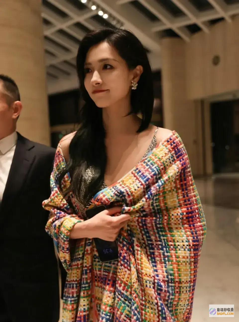 万茜这个样子好美谁看了能不心动和恻隐这称的上