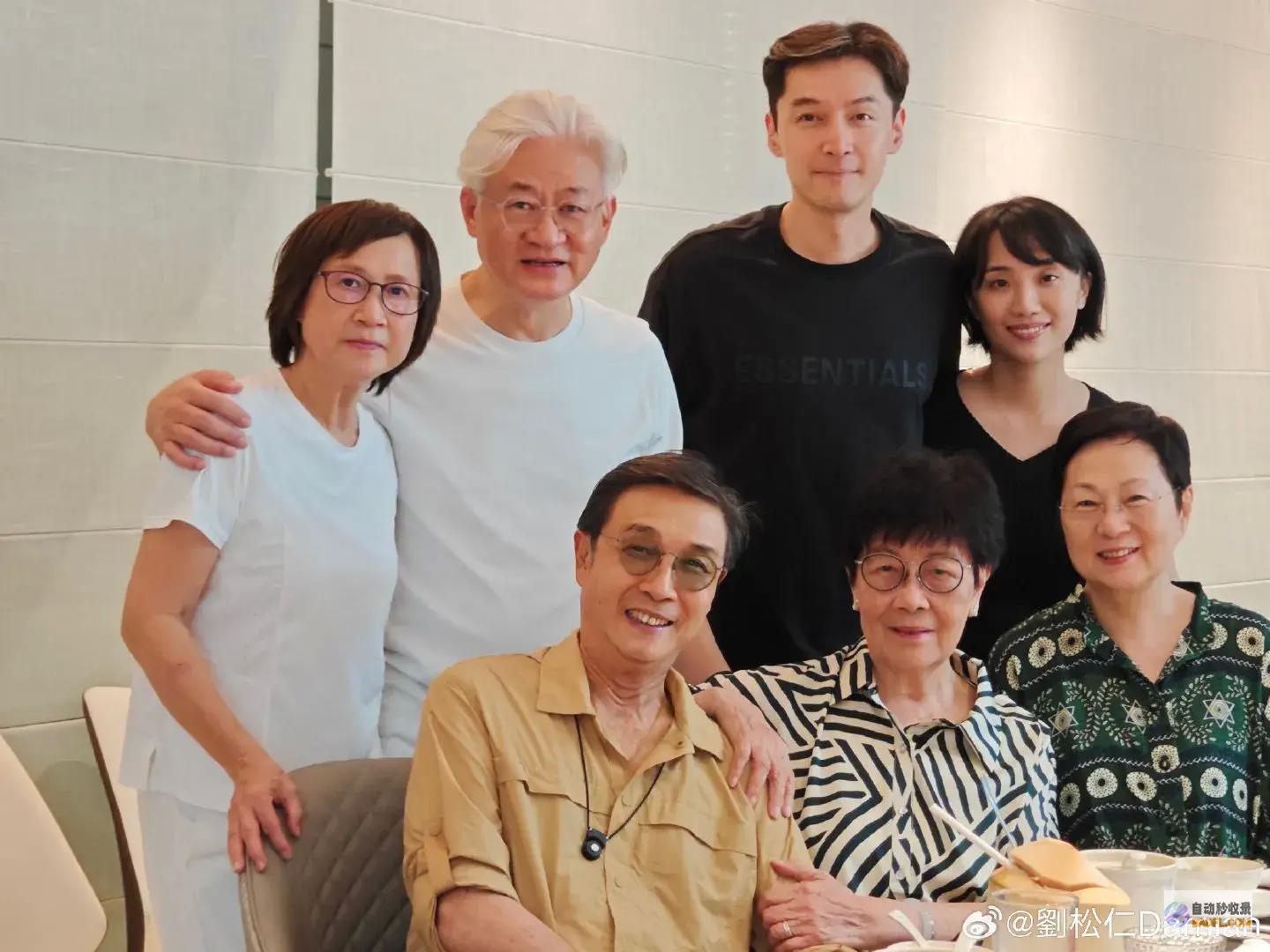 扑面而来的幸福气氛稀有分享胡歌和老婆侧