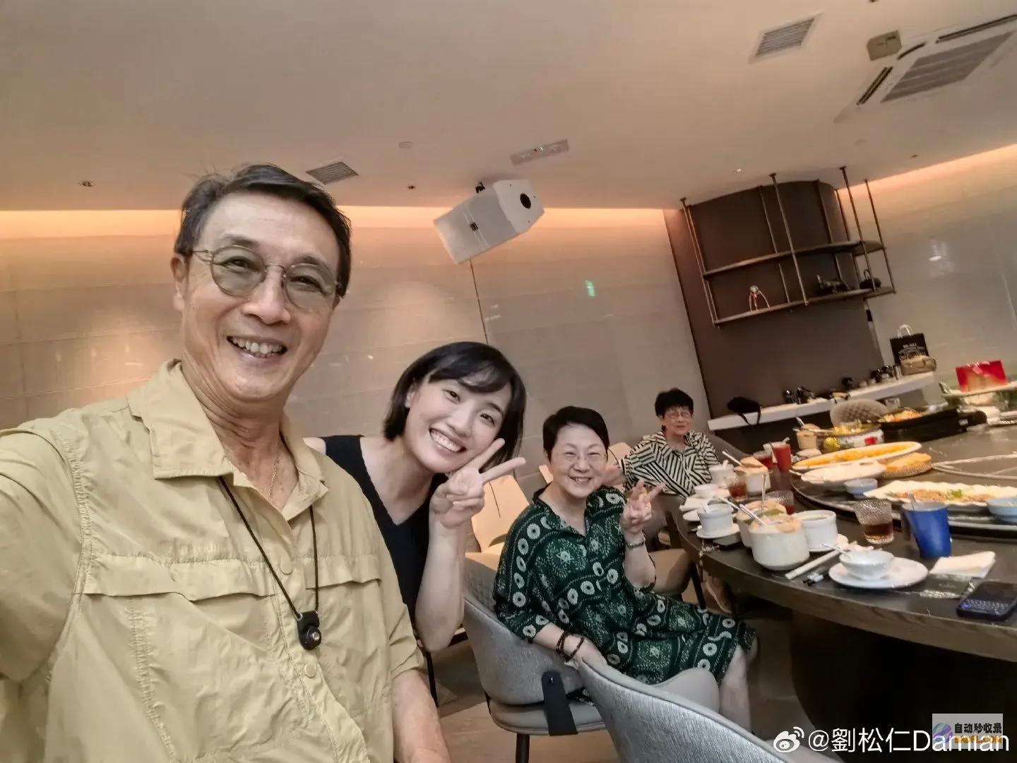 扑面而来的幸福气氛稀有分享胡歌和老婆侧