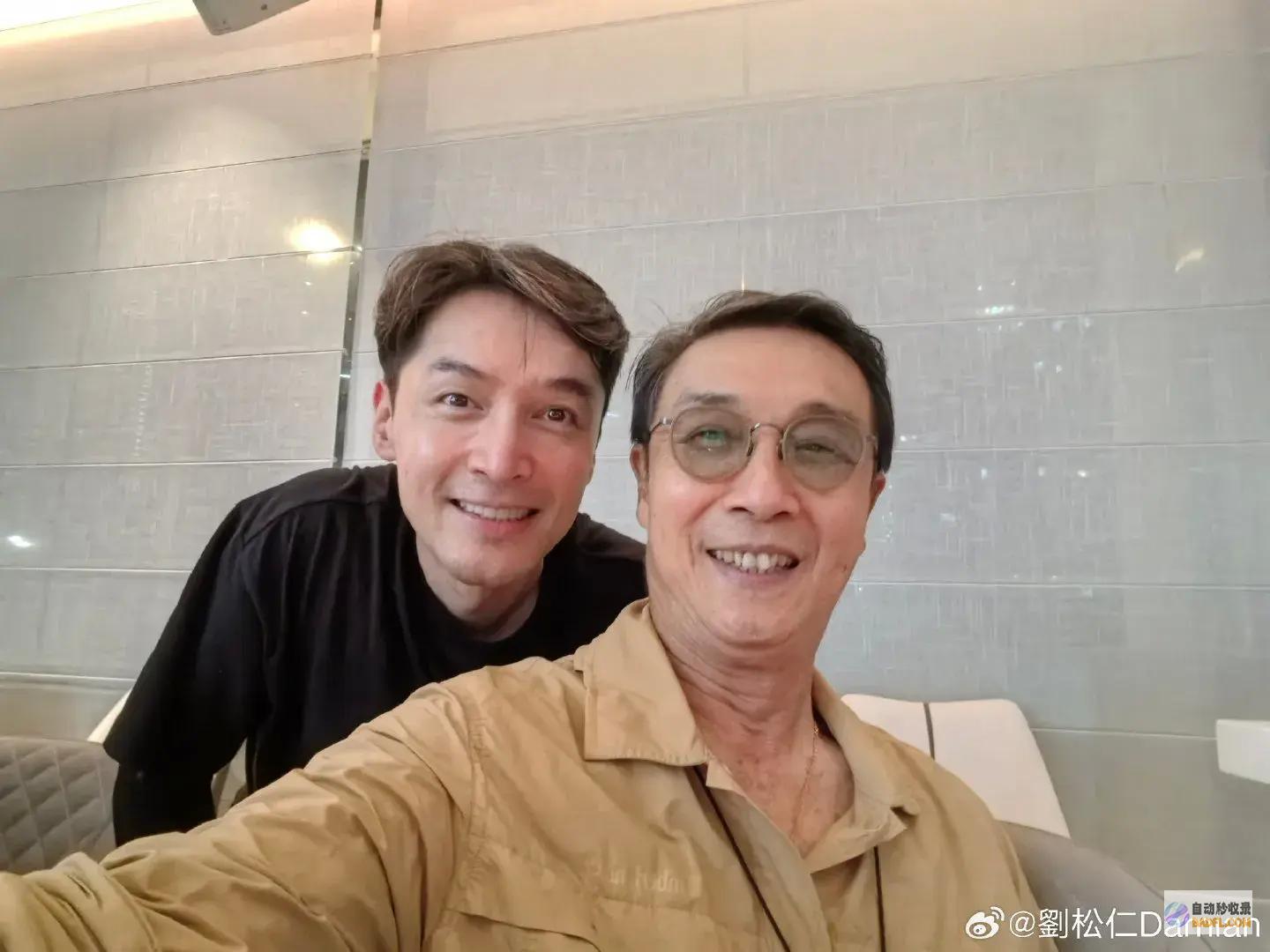 扑面而来的幸福气氛稀有分享胡歌和老婆侧